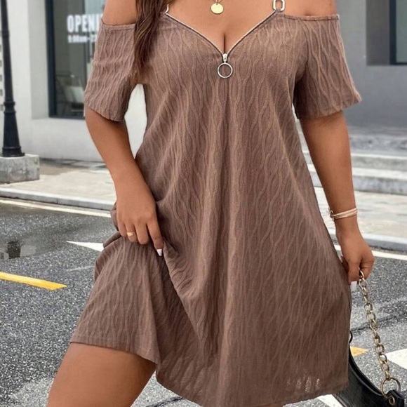 NWOT Cold Shoulder O-ring Detail Zip Front Dress - Picture 3 of 4